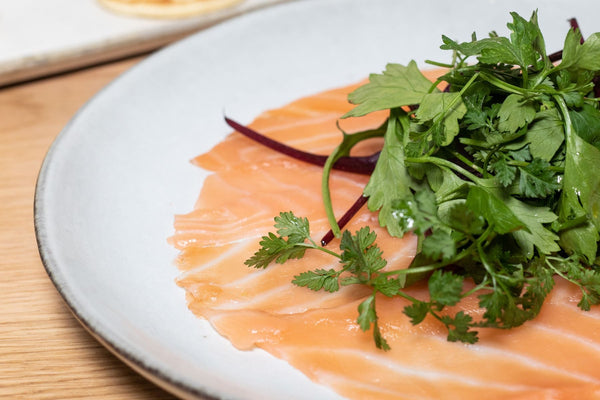 What to eat with slices of smoked salmon: gourmet ideas and inspiration