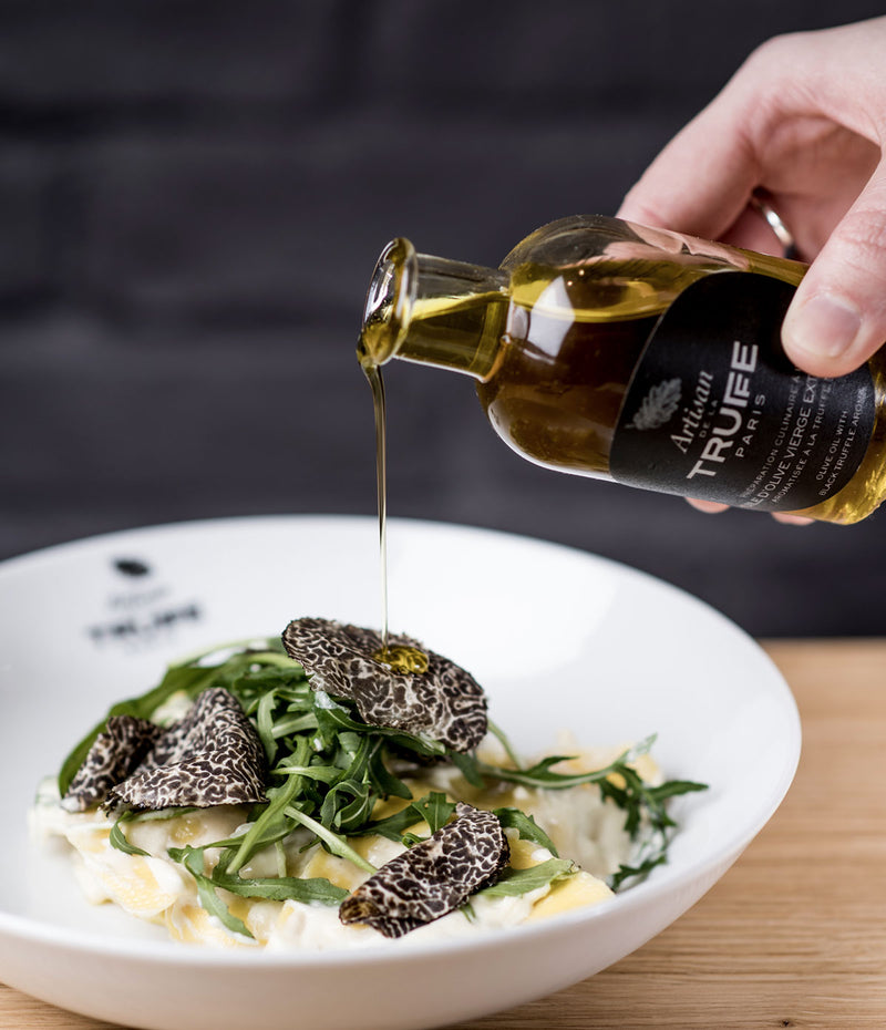 Extra virgin olive oil with black truffle flavour