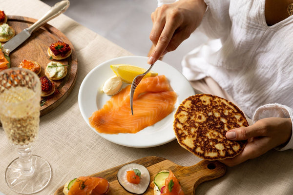 Assiette de saumon fumé élégante, crème fraîche et citron et blini