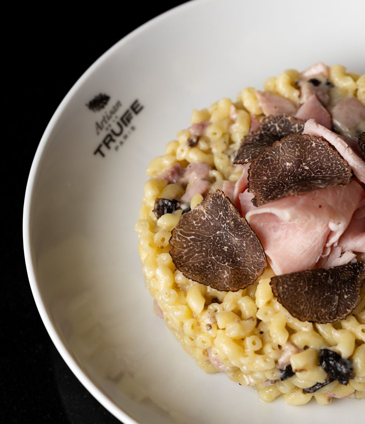 Coquillettes au jambon et sauce à la truffe d'été